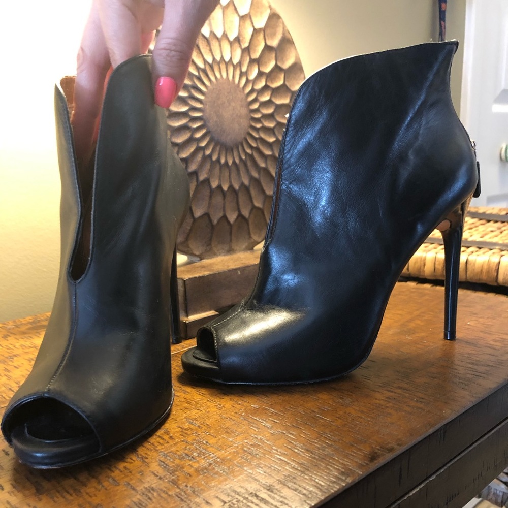 BCBG MaxAzria Open Toe Booties Sz 8